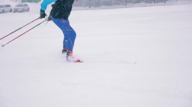 Bayan biatloncu sırasında eğitim karda kayak bacakları. HD