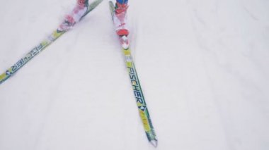 Rusya, 05 Mart 2018, biatlon eğitim süreci. Kayak kar paten tarzı boyunca hareket üstten görünüm
