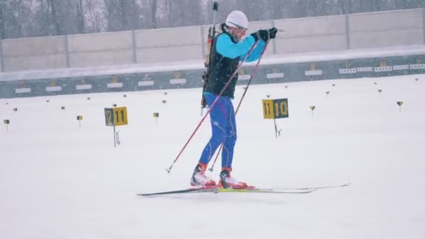 俄罗斯, 2018年3月5日, 冬季两项训练过程。冬季两项的练习和一名女双人运动员参加 — 图库视频影像