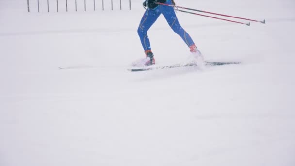 Russland, 05. März 2018, Biathlontraining. Biathletenbeine beim Skifahren durch den Schnee — Stockvideo