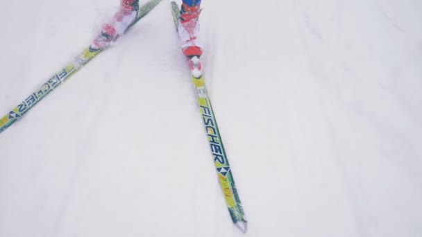 俄罗斯, 2018年3月5日, 冬季两项训练过程。在滑雪板风格的雪的顶部移动的顶部视图 — 图库视频影像