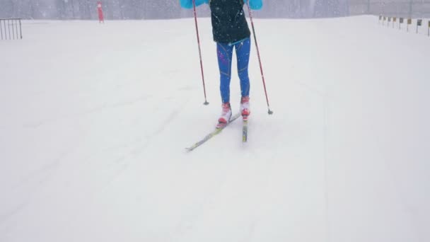 2018 年 3 月 5 日、ロシアのバイアスロン訓練プロセス。雪の地形を渡る女性バイアスロンの選手の正面図 — ストック動画