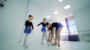 Bale eğitmeni ayarı kızlar ayakları doğru bir konumda olduğunu