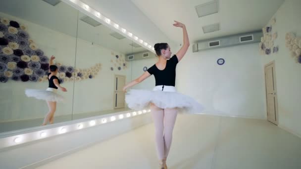 バレエ シューズとユニフォームの女性バレリーナが踊っています。 — ストック動画