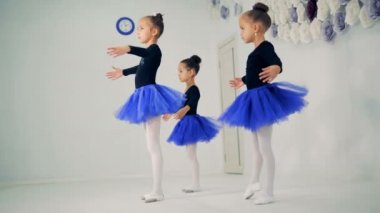 Üç küçük kız bale hareketlerini pratik vardır