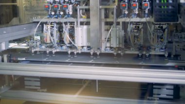 Bir endüstriyel makine güneş hücreleri kaldırma ve onları üst üste konveyör bant üzerine koyarak