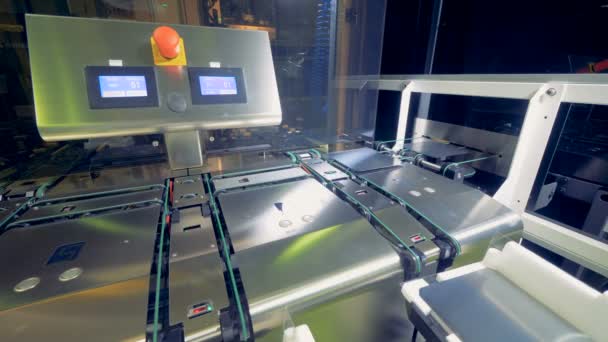 Ηλιακά κύτταρα κινούνται κατά μήκος του ιμάντα από μια μηχανή εργοστάσιο υπό ορθή γωνία — Αρχείο Βίντεο