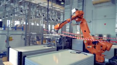 Robotized fabrika makine güneş pilleri yerinden