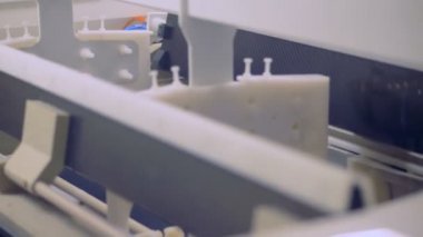 Güneş pilleri ile konteyner kaldırma ve hareket bir fabrika makinaları unsuru yakın çekim