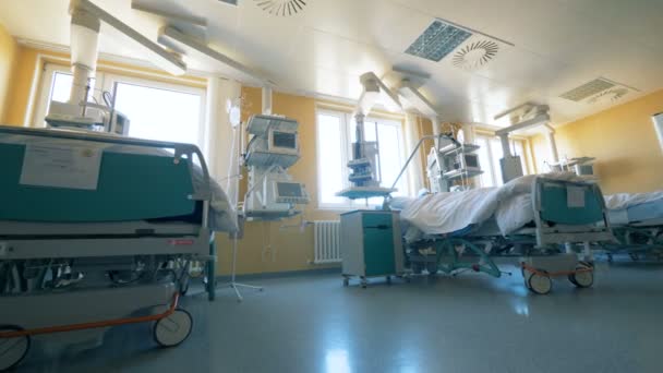 Bir Klinikte Modern Ekipmanla Donatılmış Bir Koğuş — Stok video