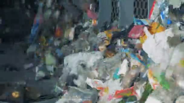 Déchets ménagers triés dans une usine, gros plan . — Video