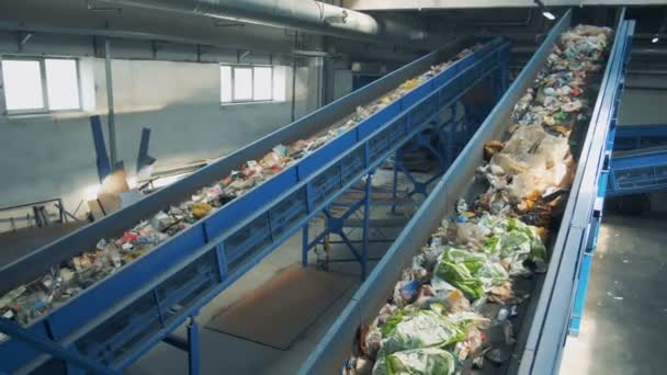 Müll bewegt sich auf Förderbändern, Ansicht von oben. — Stockvideo