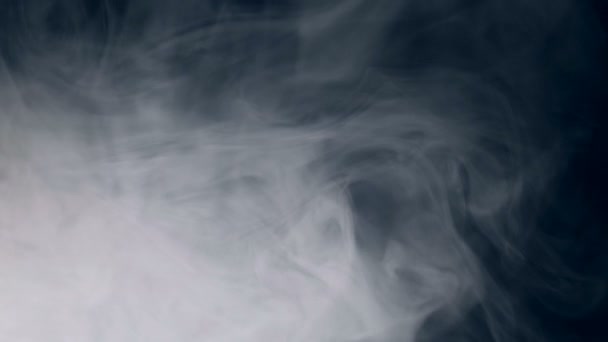 Humo, nube sobre un fondo oscuro . — Vídeo de stock