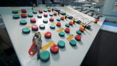 Bir pano kontrol odasında. Düğmeleri ile özel yönetim kurulu bir fabrikada kontrol odasında olduğunu.