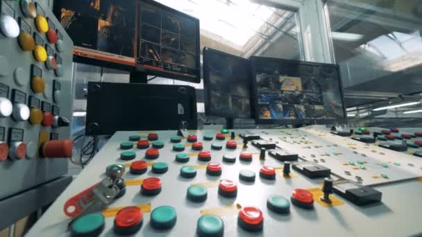 Tablero especial con botones. Gran tablero de instrumentos en una sala de control en una fábrica de reciclaje . — Vídeo de stock