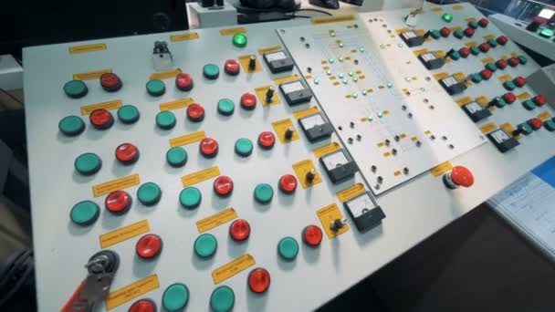 Luces y botones en un tablero de consola. Equipo eléctrico en una sala de control en una fábrica . — Vídeos de Stock