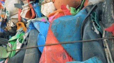 Bağlı plastik çöp yığını kapat.