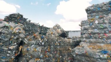 Birçok plastik yığınlarda dolu büyük bir depolama, üstten görünüm.