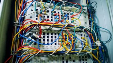 Sunucuları kablo ile bağlı bir veri merkezinin