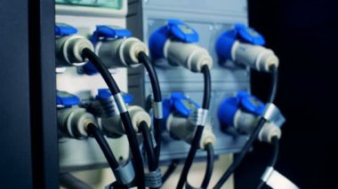 Kablolar takılı olarak elektrik bilgisayar mekanizmalarına sağlanması