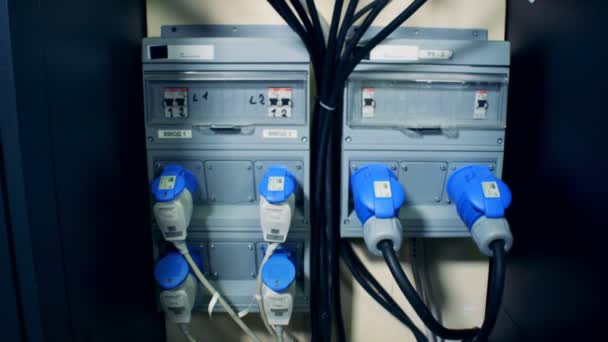 Enchufes de cables conectados a tomas de corriente — Vídeos de Stock