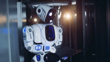 İnsan benzeri robot bir dizüstü bilgisayarda bir sunucu odası ile ayakta