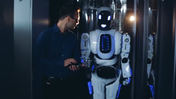像人一样的机器人是由一位行走的男性专家引导的 — 图库视频影像