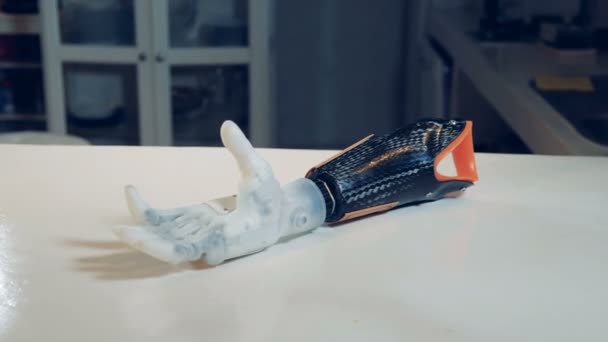 Robotic arm is lying on the table and moving fingers. Real robotic human-like arm. — Stock Video