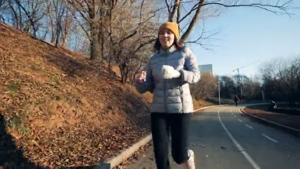 一个拿着假手的女孩的慢跑过程 — 图库视频影像