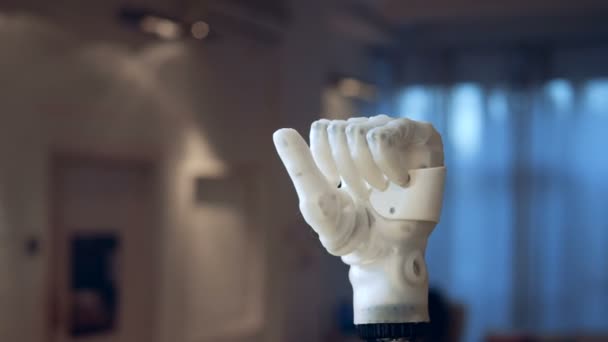 Kunstmatige robotic hand is het verplaatsen van de handpalm en vingers — Stockvideo