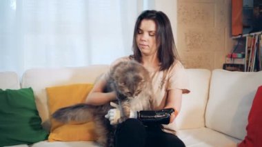 Biyonik el ile genç kadın ile onu kedi oynuyor
