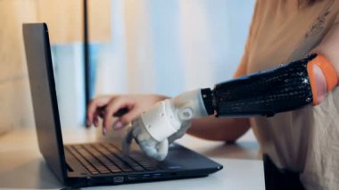 Bir bayan bir sağlıklı ve robot savaş silahları ile onun laptop yazarak
