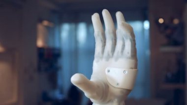 Bir robot kol yumruk havada yukarı kenetlenmesi