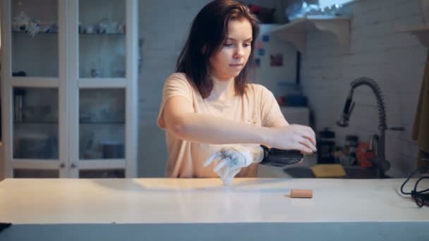 Young woman is changing battery in her bionic hand — Stock Video