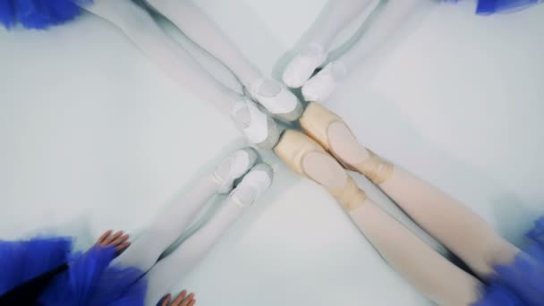 Bovenaanzicht van ballet leraar en haar weinig studenten die zich uitstrekt — Stockvideo