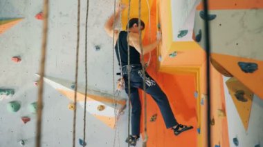 Devam eden donanımlı bir adamın clambering uygulama