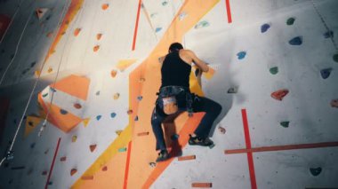 Bir adam bir simülasyon duvar arka görünümü'nde günlükken