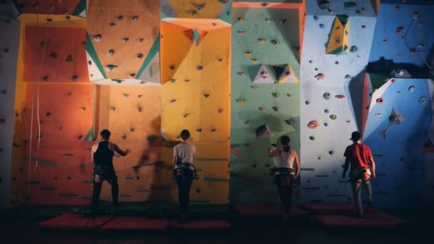 Gruppe von Menschen klettert gleichzeitig eine Wand hinauf — Stockvideo