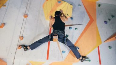 Erkek tırmanıcı bir yapay spor salonu duvar günlükken