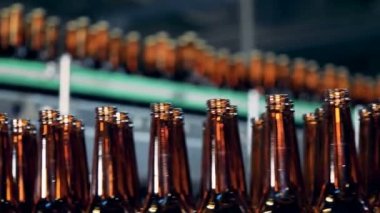 Cam gibi bira şişeleri fabrika ışınlama hareket ediyor