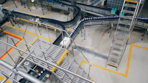 Bovenaanzicht van een bier-producerende faciliteit met bewegende transportbanden — Stockvideo