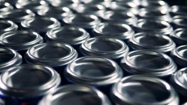 Un montón de latas de aluminio metálico en un transportador . — Vídeos de Stock