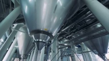 Alt görünümü, bir bira fabrikasında yüklü çelik kutu