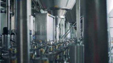 Tesislerinde damıtım biriminin ekipman ile dolu