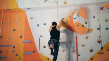 Erkek dağcı bouldering bir yapay tırmanma tesiste bir duvar olduğunu