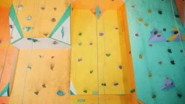 Yapay clambering duvar içinde boş bir jimnastik salonu