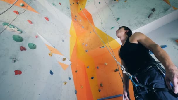 Aquecer o processo de um alpinista masculino em um ginásio — Vídeo de Stock