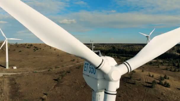 Вид с воздуха на вращающиеся лопасти большого ветра. Производство экологической энергии . — стоковое видео