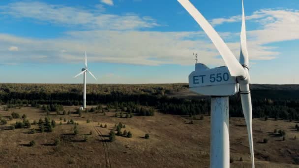 Ветровые башни, работающие на лесном фоне. Производство экологической энергии . — стоковое видео