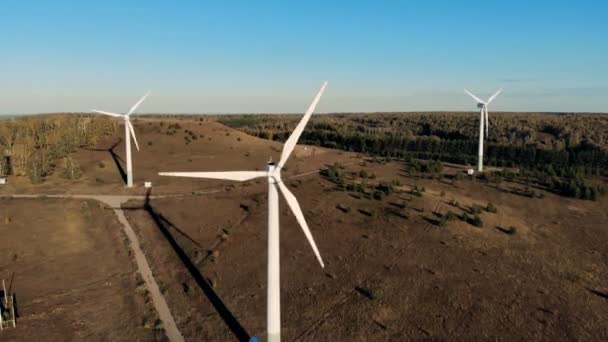 Torres de viento de metal en un campo. Concepto de energía renovable . — Vídeos de Stock